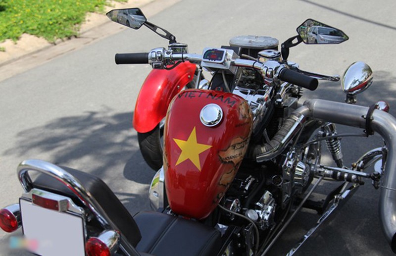 Chiếc Roadstercycle 3 bánh in quốc kỳ Việt Nam - ảnh 5