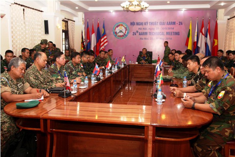 Xạ thủ quân đội VN trình diễn bài mẫu thi bắn súng quân dụng ASEAN - ảnh 2