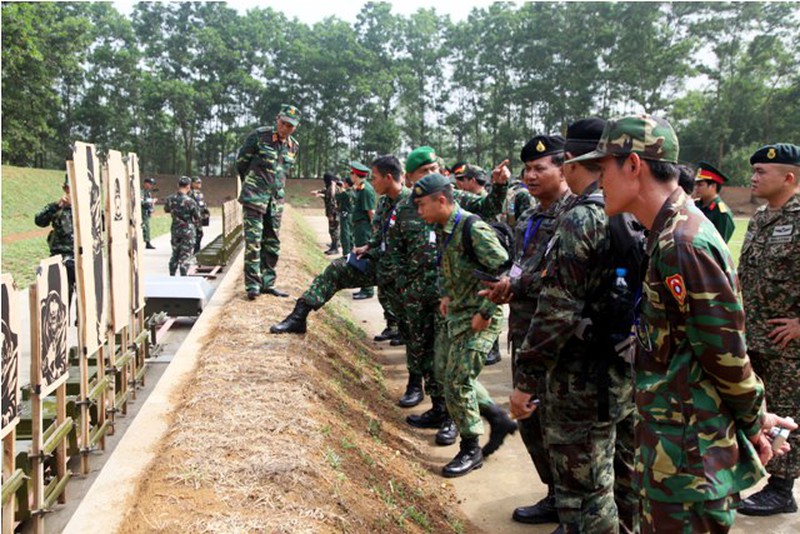 Xạ thủ quân đội VN trình diễn bài mẫu thi bắn súng quân dụng ASEAN - ảnh 15