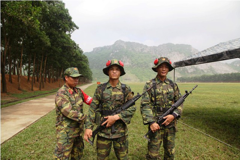 Xạ thủ quân đội VN trình diễn bài mẫu thi bắn súng quân dụng ASEAN - ảnh 17