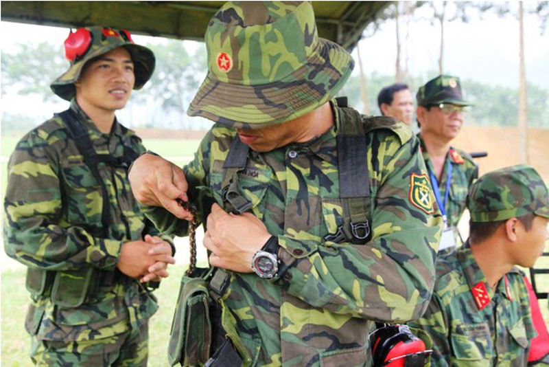 Xạ thủ quân đội VN trình diễn bài mẫu thi bắn súng quân dụng ASEAN - ảnh 18