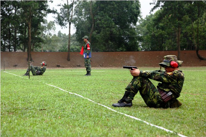 Xạ thủ quân đội VN trình diễn bài mẫu thi bắn súng quân dụng ASEAN - ảnh 4