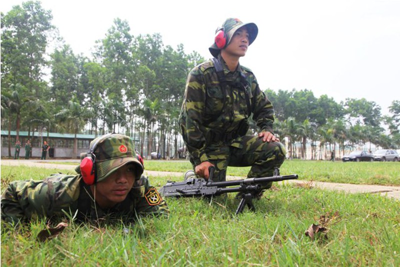 Xạ thủ quân đội VN trình diễn bài mẫu thi bắn súng quân dụng ASEAN - ảnh 10
