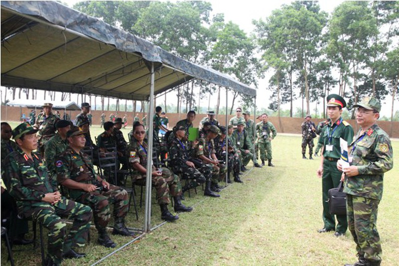 Xạ thủ quân đội VN trình diễn bài mẫu thi bắn súng quân dụng ASEAN - ảnh 11