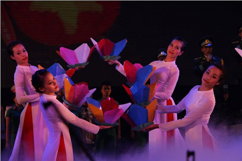 Hình ảnh hoành tráng khai diễn nghệ thuật toàn quân 2014 - ảnh 3