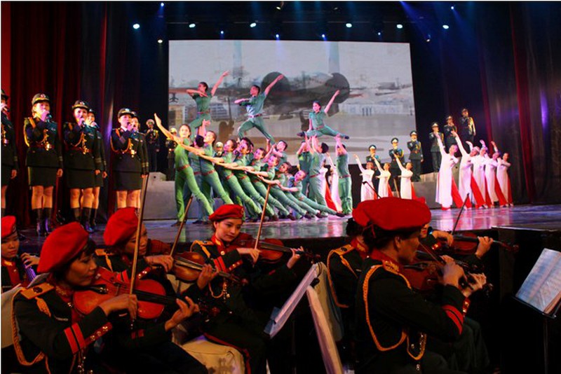 Hình ảnh hoành tráng khai diễn nghệ thuật toàn quân 2014 - ảnh 2