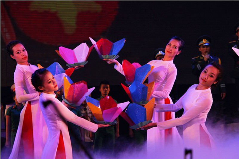 Hình ảnh hoành tráng khai diễn nghệ thuật toàn quân 2014 - ảnh 21