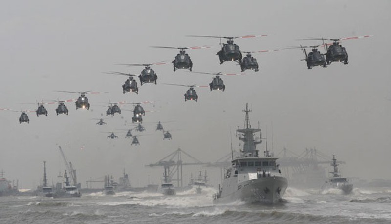 Indonesia duyệt binh hoành tráng khoe vũ khí Mỹ, Nga, Đức, TQ... - ảnh 2