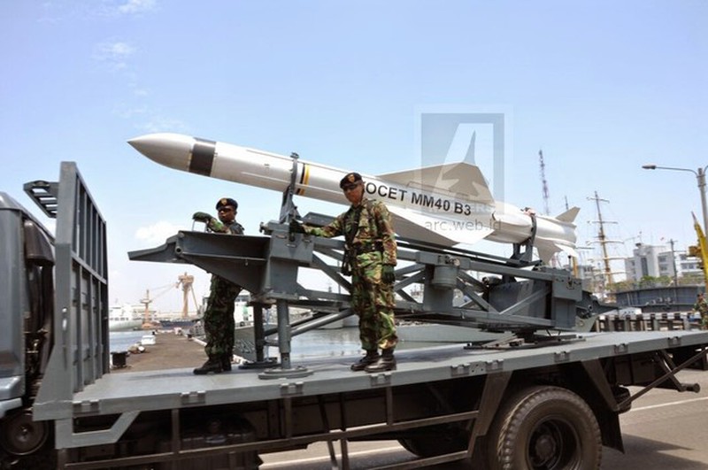 Indonesia duyệt binh hoành tráng khoe vũ khí Mỹ, Nga, Đức, TQ... - ảnh 9