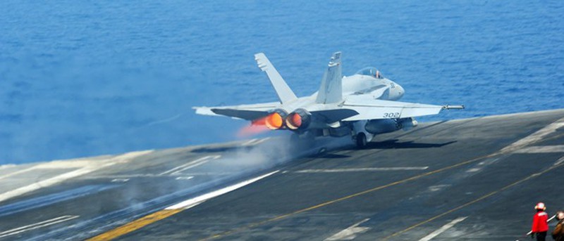 Cuộc sống của 5.000 người trên tàu sân bay USS George HW Bush - ảnh 2