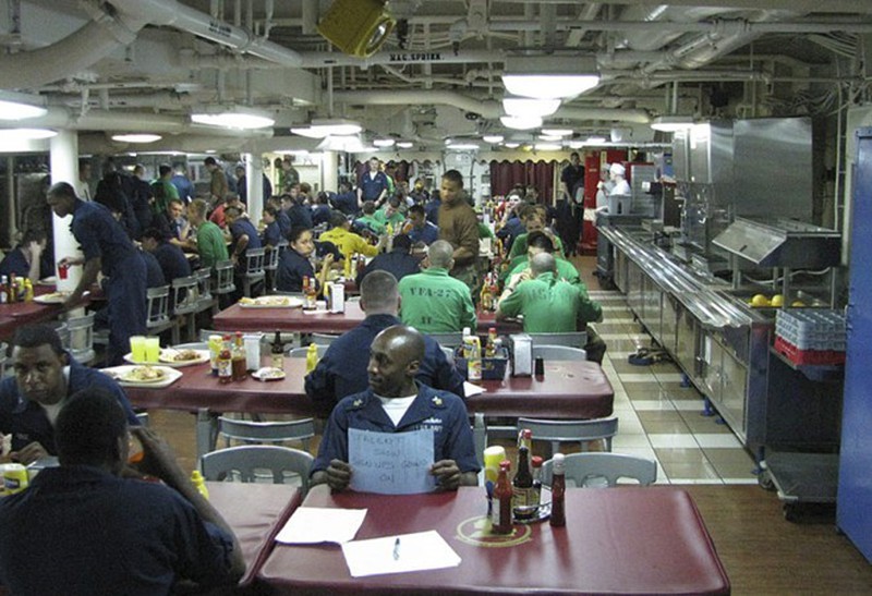 Cuộc sống của 5.000 người trên tàu sân bay USS George HW Bush - ảnh 6