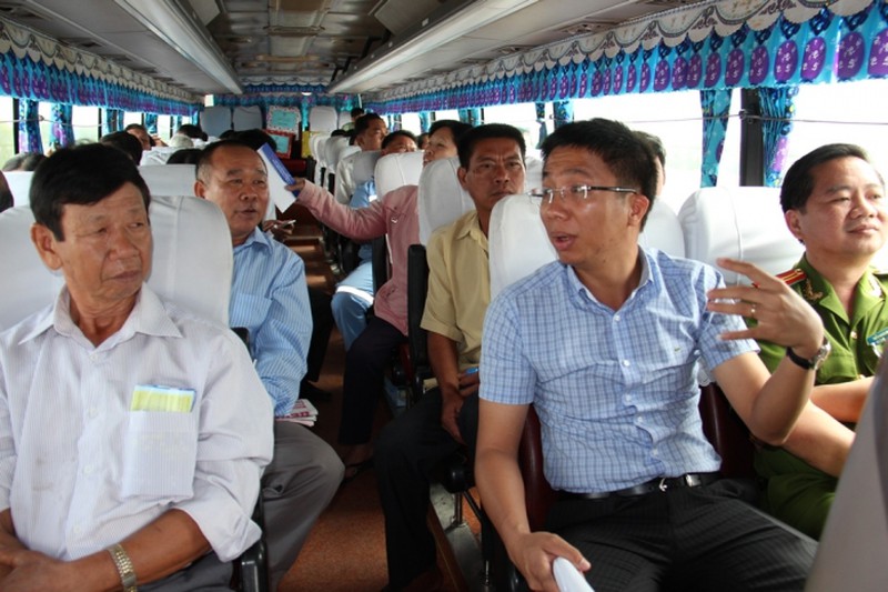 Lạ: Xe CSGT dẫn nông dân đi xem cao tốc đẹp nhất Việt Nam - ảnh 7