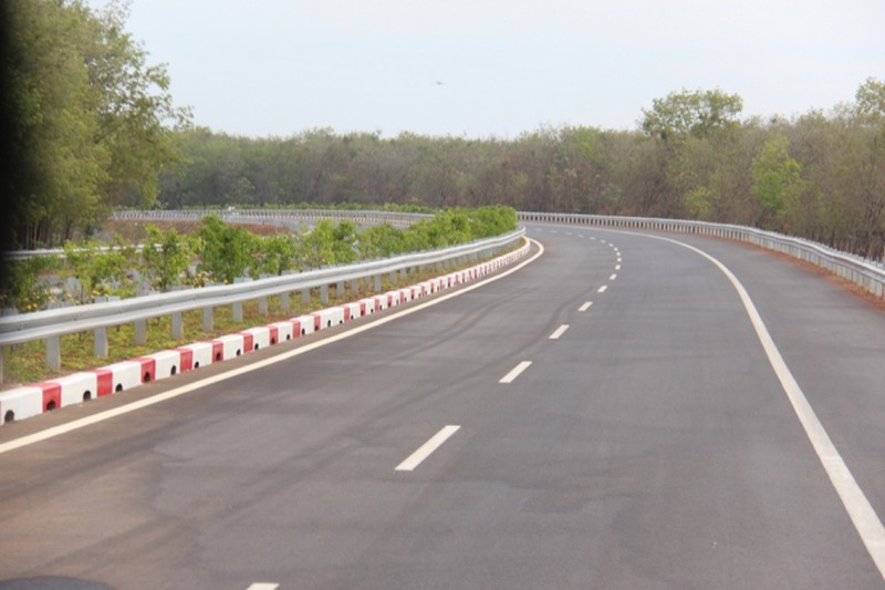 Lạ: Xe CSGT dẫn nông dân đi xem cao tốc đẹp nhất Việt Nam - ảnh 9