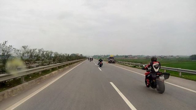 Tranh cãi về đoàn mô-tô phân khối lớn đi vào cao tốc Hà Nội-Lào Cai - ảnh 3