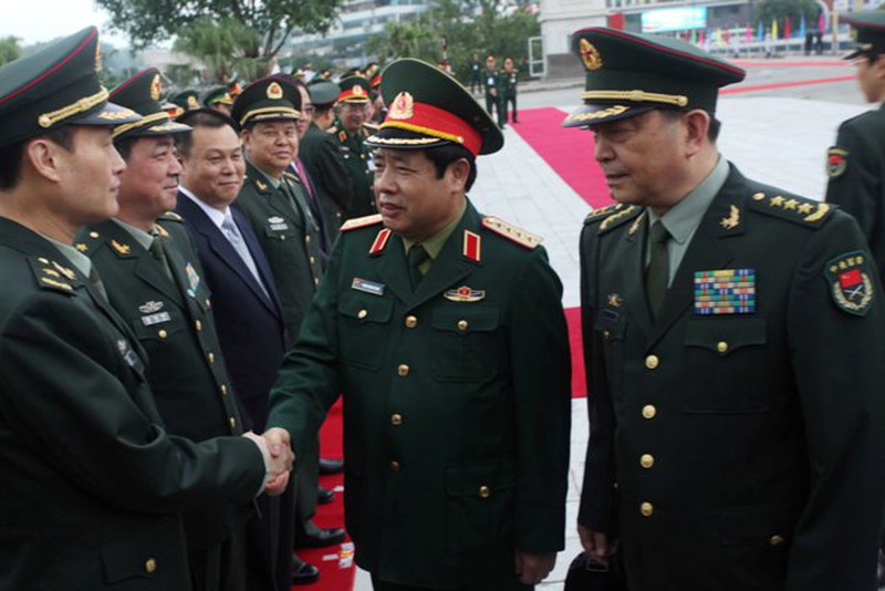 Hình ảnh đặc biệt lãnh đạo quân đội VN - TQ gặp nhau tại biên giới - ảnh 1