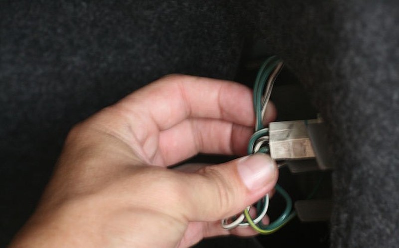 Cách thoát ra khi bị nhốt trong cốp xe - ảnh 5