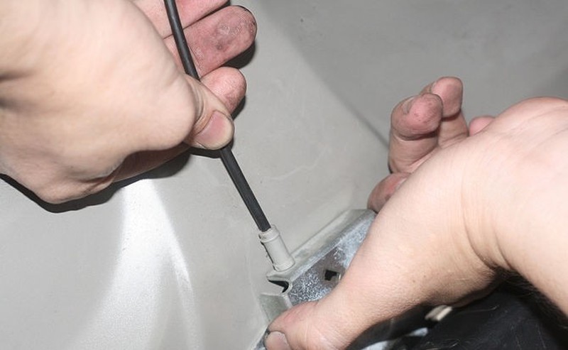 Cách thoát ra khi bị nhốt trong cốp xe - ảnh 4