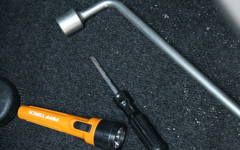 Cách thoát ra khi bị nhốt trong cốp xe - ảnh 6