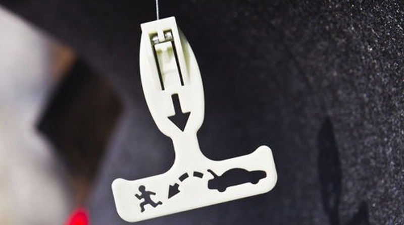 Cách thoát ra khi bị nhốt trong cốp xe - ảnh 1