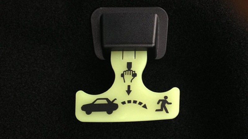 Cách thoát ra khi bị nhốt trong cốp xe - ảnh 2