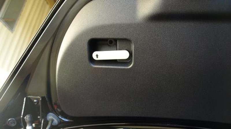 Cách thoát ra khi bị nhốt trong cốp xe - ảnh 3