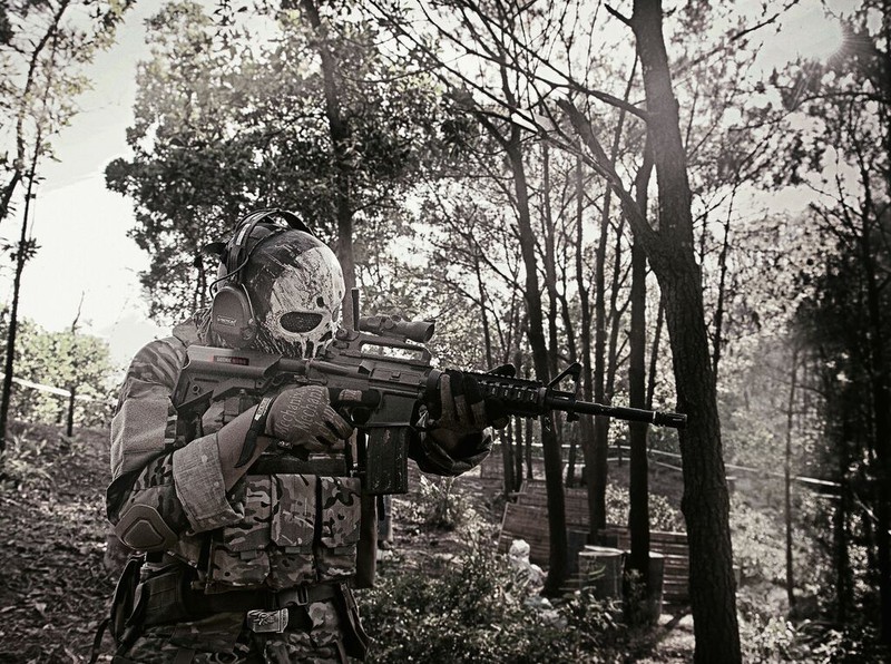 Cận cảnh trang phục, vũ khí trong phim hành động VN theo phong cách Holywood - ảnh 9