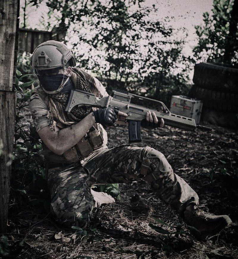 Cận cảnh trang phục, vũ khí trong phim hành động VN theo phong cách Holywood - ảnh 12