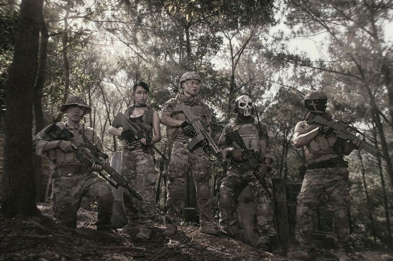 Cận cảnh trang phục, vũ khí trong phim hành động VN theo phong cách Holywood - ảnh 13