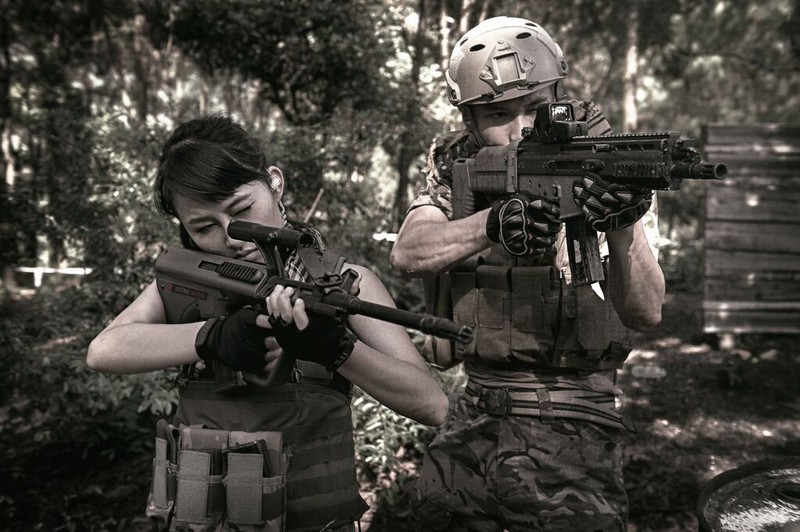 Cận cảnh trang phục, vũ khí trong phim hành động VN theo phong cách Holywood - ảnh 14