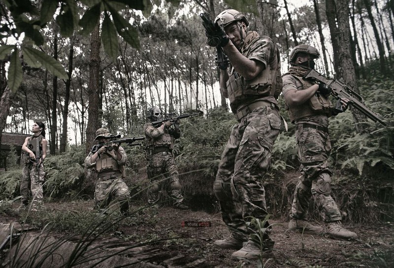 Cận cảnh trang phục, vũ khí trong phim hành động VN theo phong cách Holywood - ảnh 15