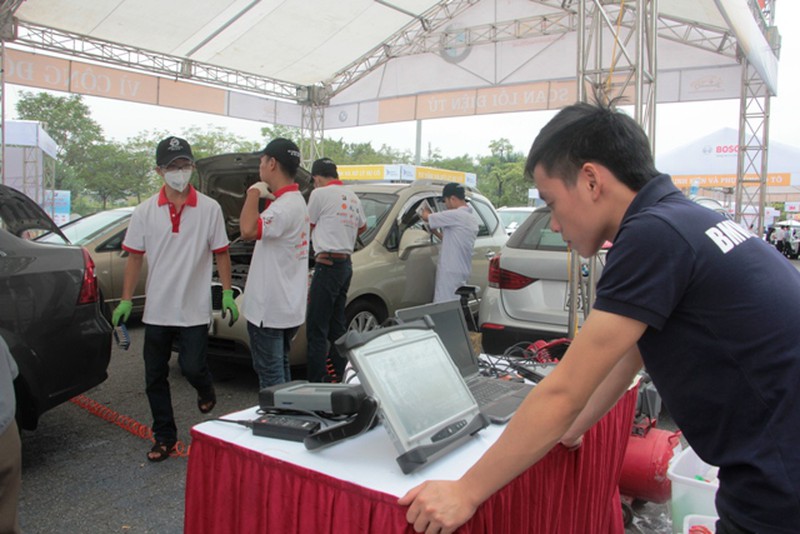 Hàng trăm xe ô tô được chăm sóc trong Car Care Day 2015 tại Hà Nội - ảnh 1