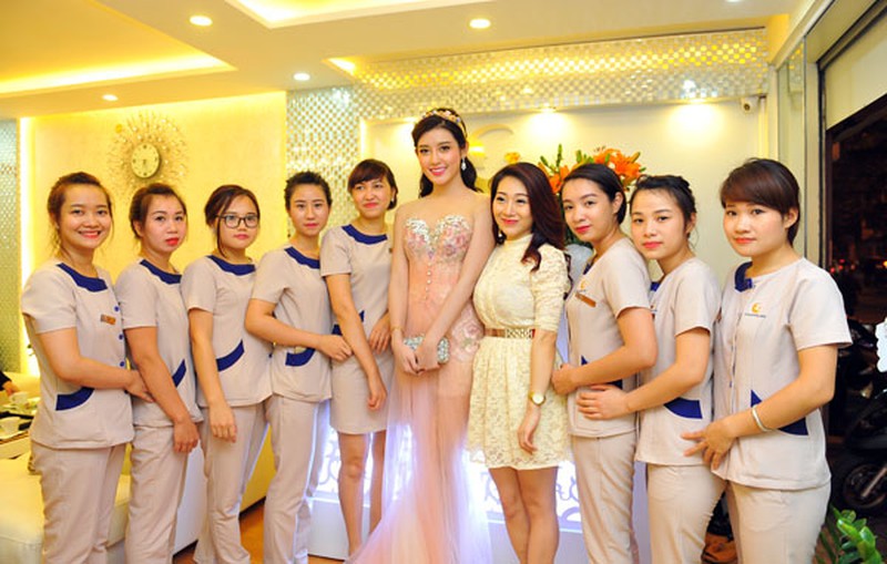 Á hậu Huyền My diện đầm xuyên thấu đón noel ở Hà Nội - ảnh 6