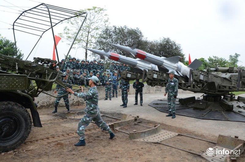 Bộ đội tên lửa Trung đoàn 284 đua tài trên miền quan họ - ảnh 1