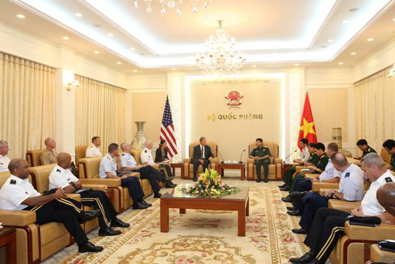 Đại tướng Không quân dẫn đoàn Đại học Quốc phòng Mỹ tìm hiểu thực tế Việt Nam - ảnh 1