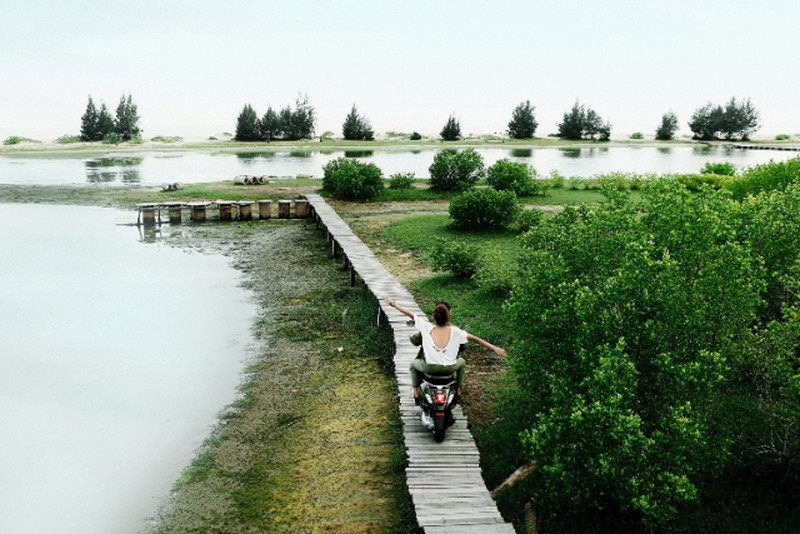 Pông Chuẩn và bộ ảnh đầy lãng mạn bên xe Vespa - ảnh 9