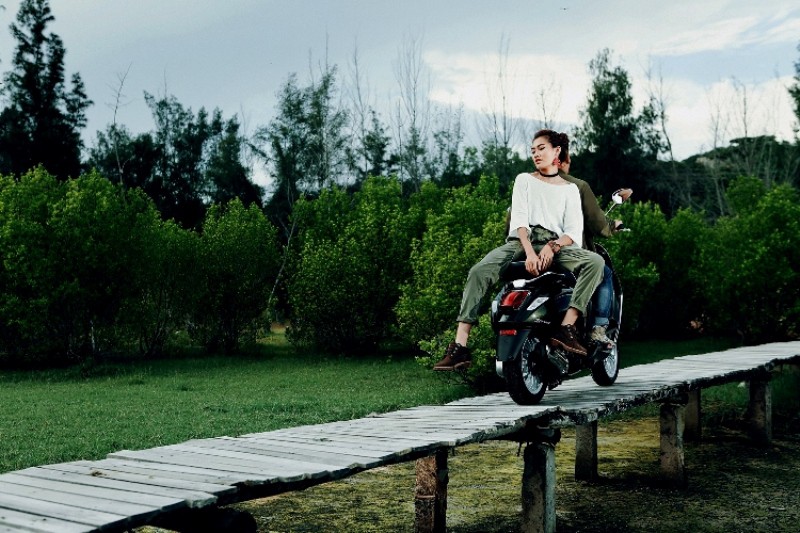 Pông Chuẩn và bộ ảnh đầy lãng mạn bên xe Vespa - ảnh 3