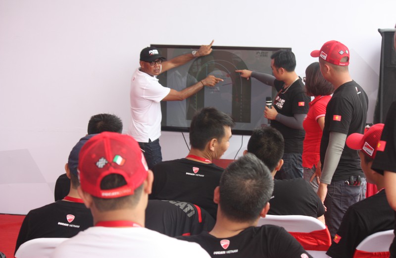 Xem video dàn môtô Ducati “đánh võng” tại Hà Nội - ảnh 1