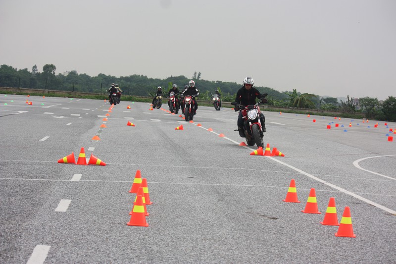 Xem video dàn môtô Ducati “đánh võng” tại Hà Nội - ảnh 2