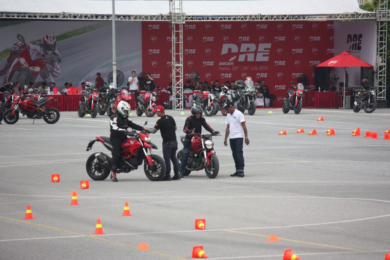 Xem video dàn môtô Ducati “đánh võng” tại Hà Nội - ảnh 3