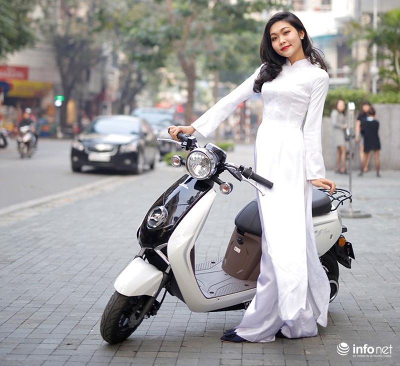 Nữ sinh Việt đọ dáng cùng xe máy điện Honda VSUN V3  2banhvn