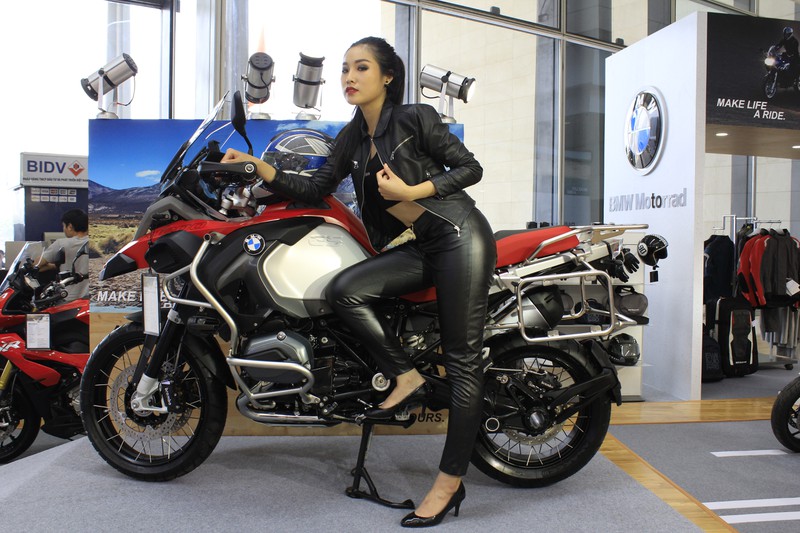Người mẫu Phạm Phương ghìm cương 'mãnh thú' BMW R1200 GSA - ảnh 5