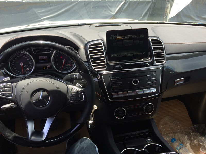 Xem hàng “hot” Mercedes GLS 500 4Matic tại triển lãm SUVenture ở Hà Nội - ảnh 9