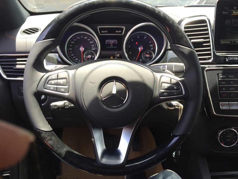 Xem hàng “hot” Mercedes GLS 500 4Matic tại triển lãm SUVenture ở Hà Nội - ảnh 11