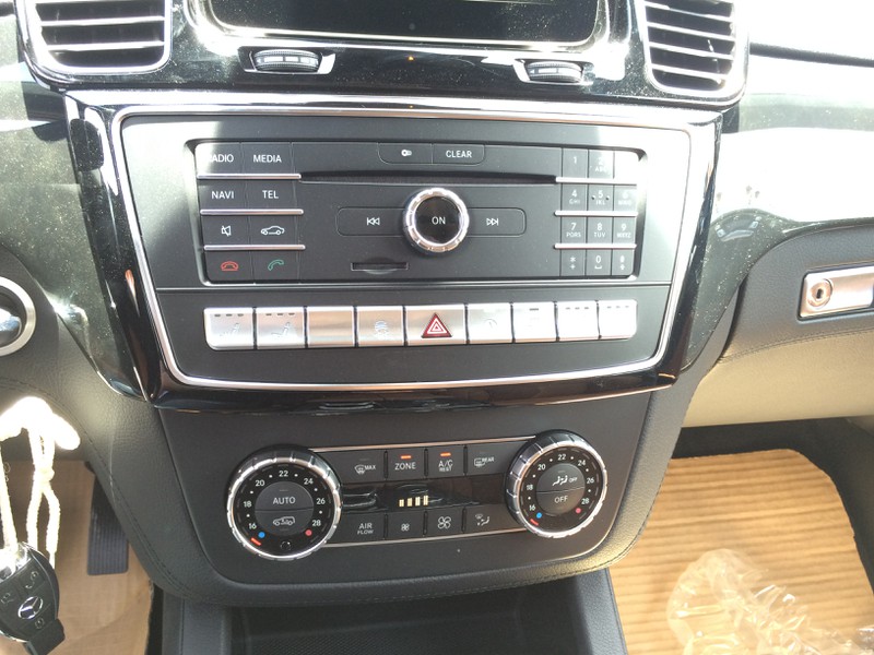 Xem hàng “hot” Mercedes GLS 500 4Matic tại triển lãm SUVenture ở Hà Nội - ảnh 13