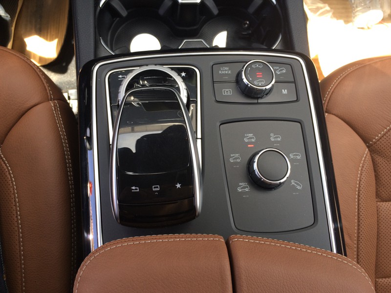 Xem hàng “hot” Mercedes GLS 500 4Matic tại triển lãm SUVenture ở Hà Nội - ảnh 14