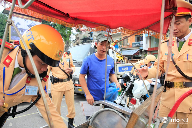 Mở đợt xử lý xích lô vi phạm giao thông tại Hà Nội - ảnh 1