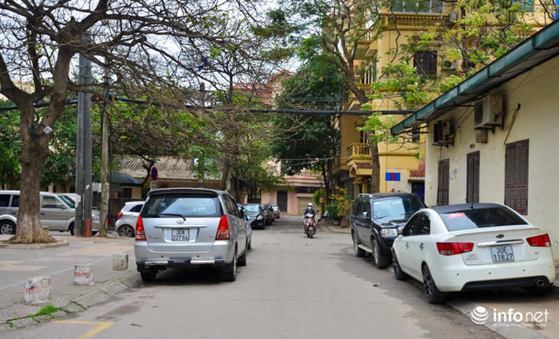 Sau dẹp loạn vỉa hè: Ngoài đường thông thoáng, trong ngõ nhỏ kẹt cứng xe đỗ - ảnh 4