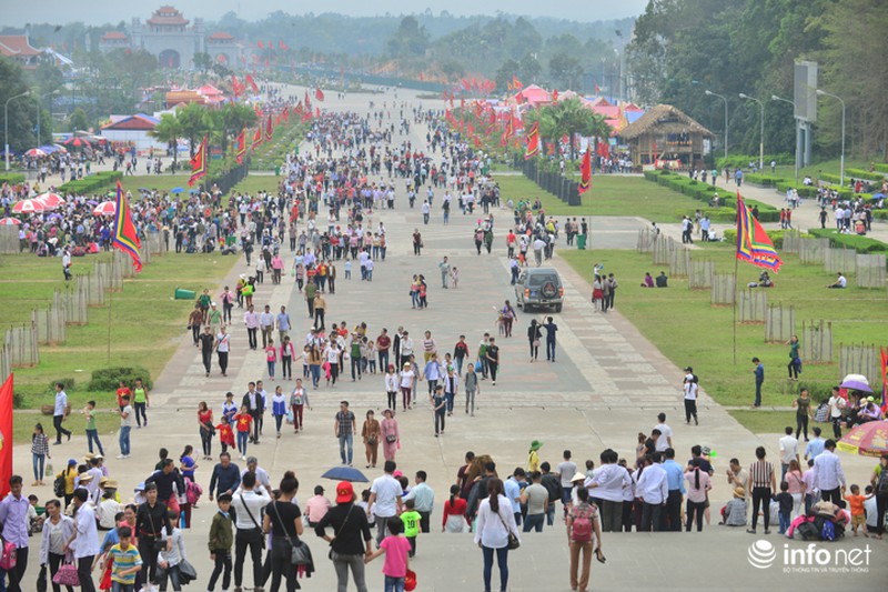Lễ hội Đền Hùng 2017: Mặc váy ngắn trên đầu gối sẽ không được vào dâng hương - ảnh 1