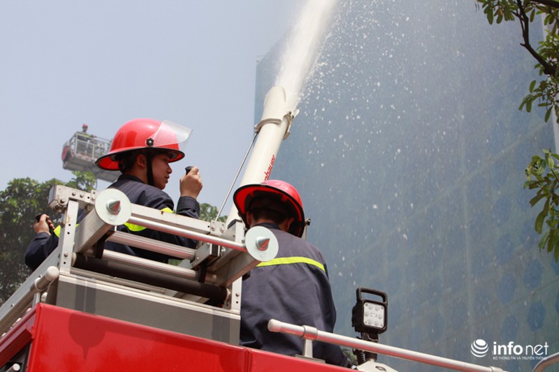 Khẩn trương giải cứu người trong “đám cháy” tại tòa nhà Lotte - ảnh 9