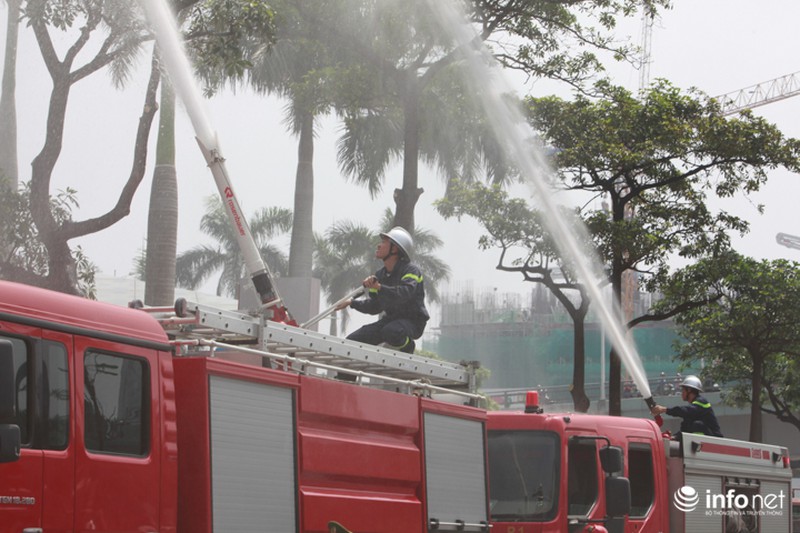 Khẩn trương giải cứu người trong “đám cháy” tại tòa nhà Lotte - ảnh 4